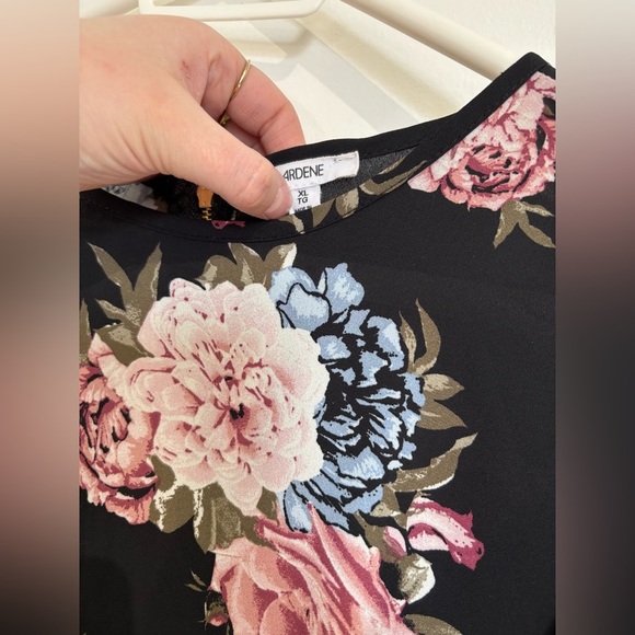 🎉4/30$🎉 Ardene Black and Pink Floral Short Sleeve Blouse PTP 23 in🌸 - Picture 2 of 4
